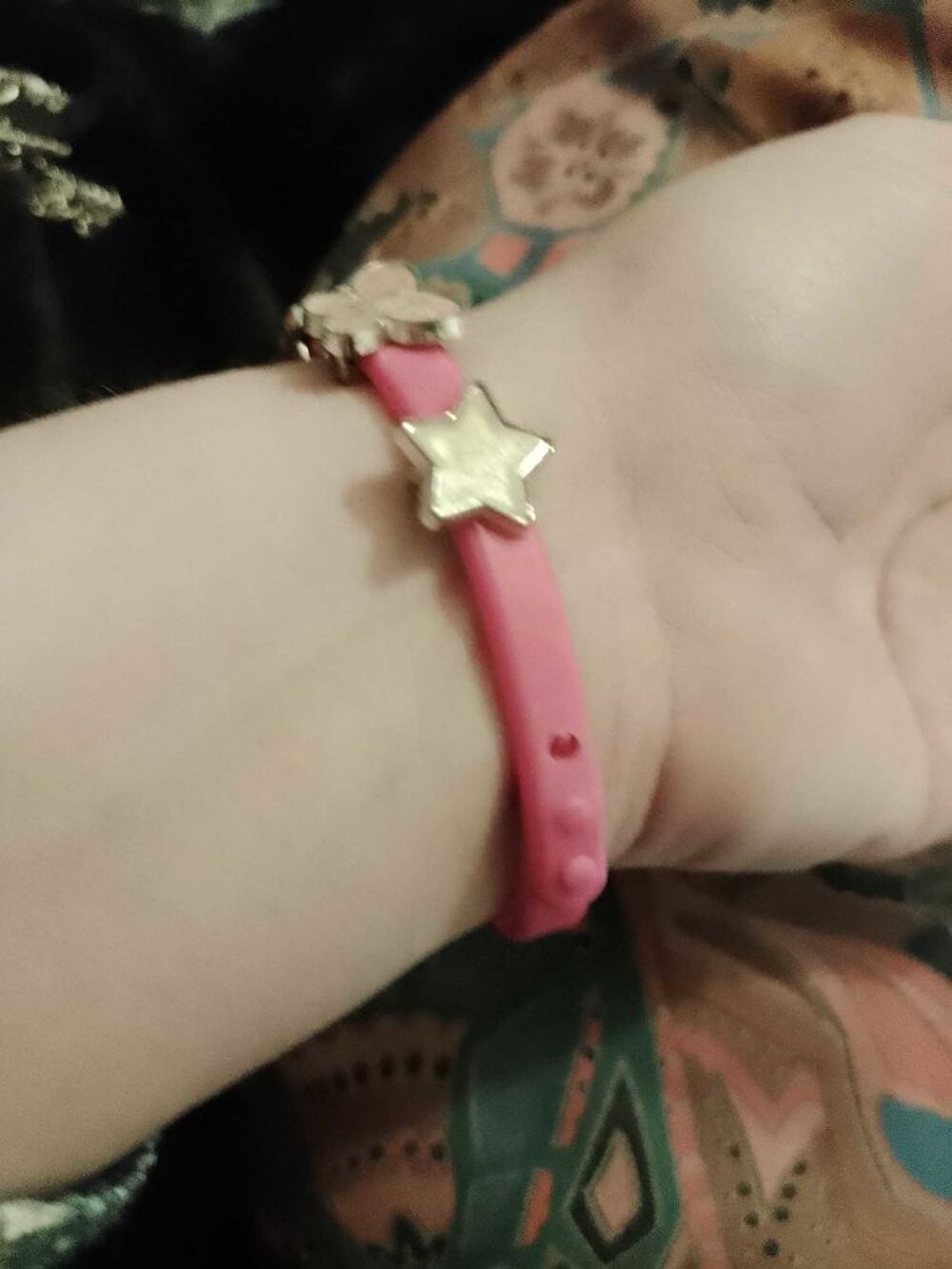 bracelet en plastique rose motifs multicolores enfants. Bijoux et montres