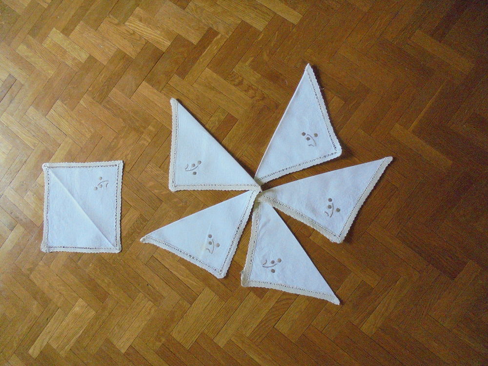 Nappe th&eacute; brod&eacute;e + serviettes (52) Décoration