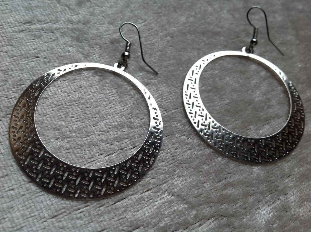 BOUCLES OREILLES ARGT&Eacute; RONDE CREUSE Envoi Possible
Bijoux et montres