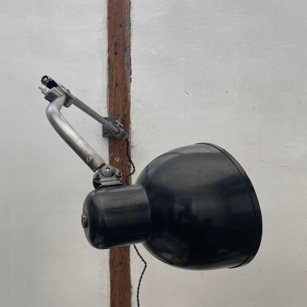 ANCIENNE LAMPE APPLIQUE D'ATELIER BAUHAUS HALA 122
Décoration