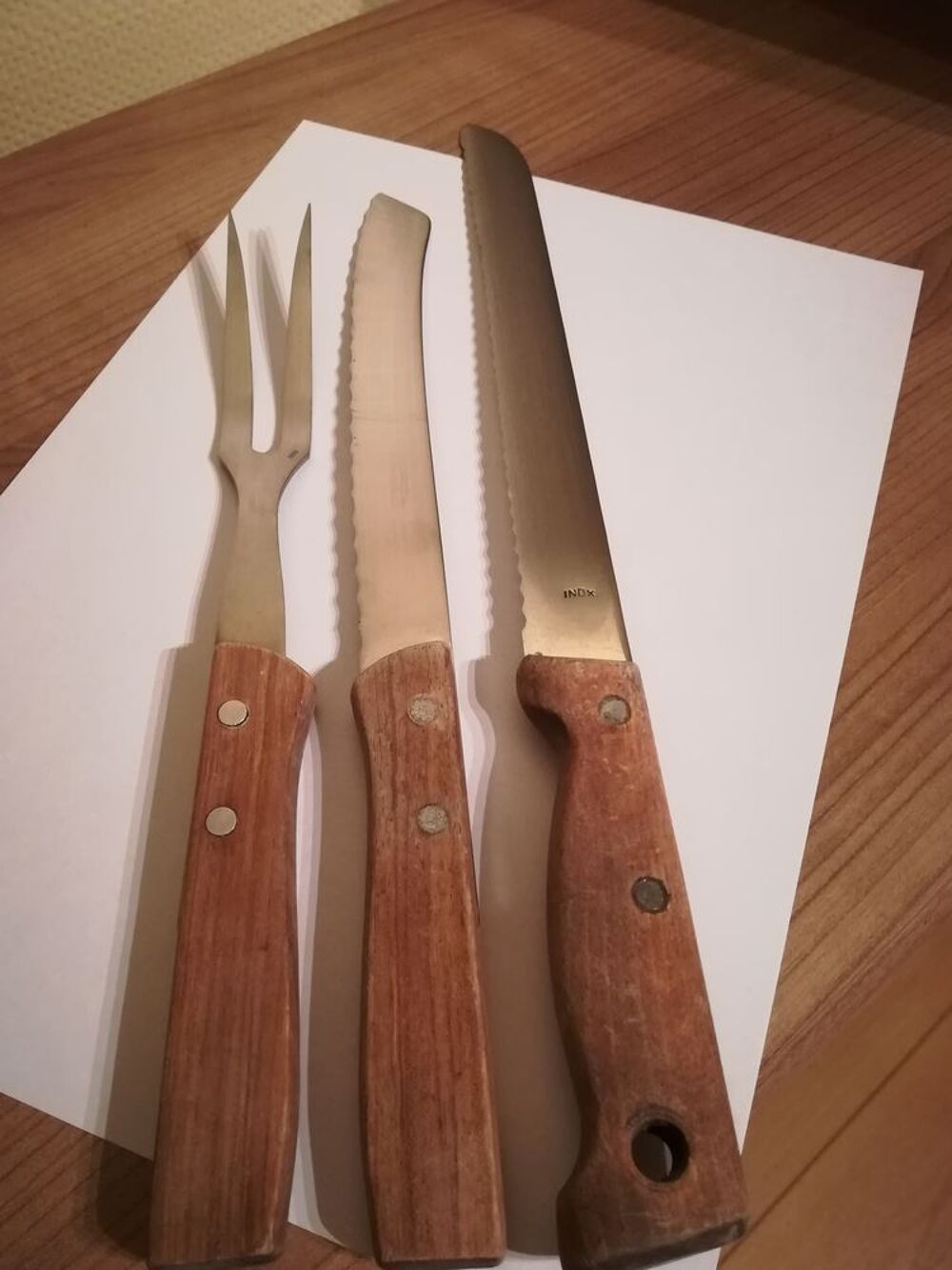 ancien service &agrave; d&eacute;couper et couteau &agrave; pain 
Cuisine