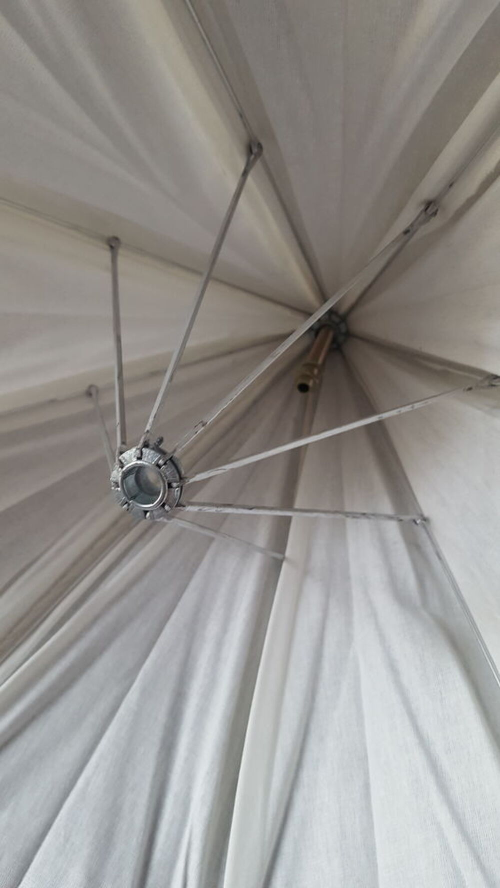 luminaire blanc en forme de parapluie
Décoration
