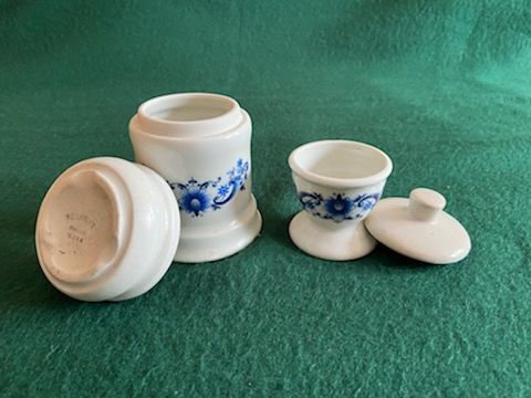 Pot et coquetier en porcelaine 25 Le Plessis-P�t� (91)