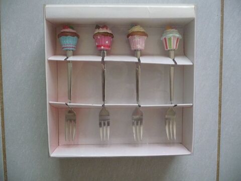 4 fourchettes gteaux motifs cup cakes - Neuves 12 Celles-sur-Belle (79)