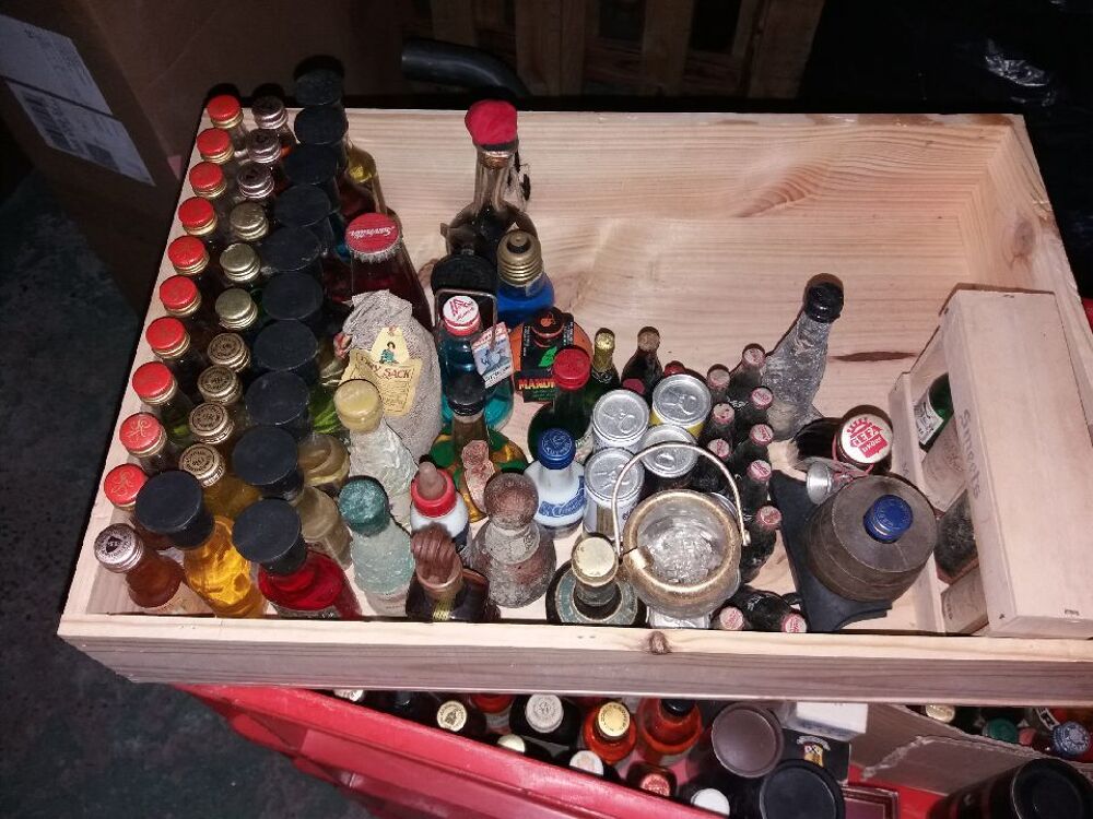 FX : environ 500 mignonnettes d'alcool pleines 