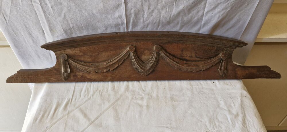 Ancien fronton sculpt&eacute; en bois ch&egrave;ne
Longueur 96,5cm
Décoration