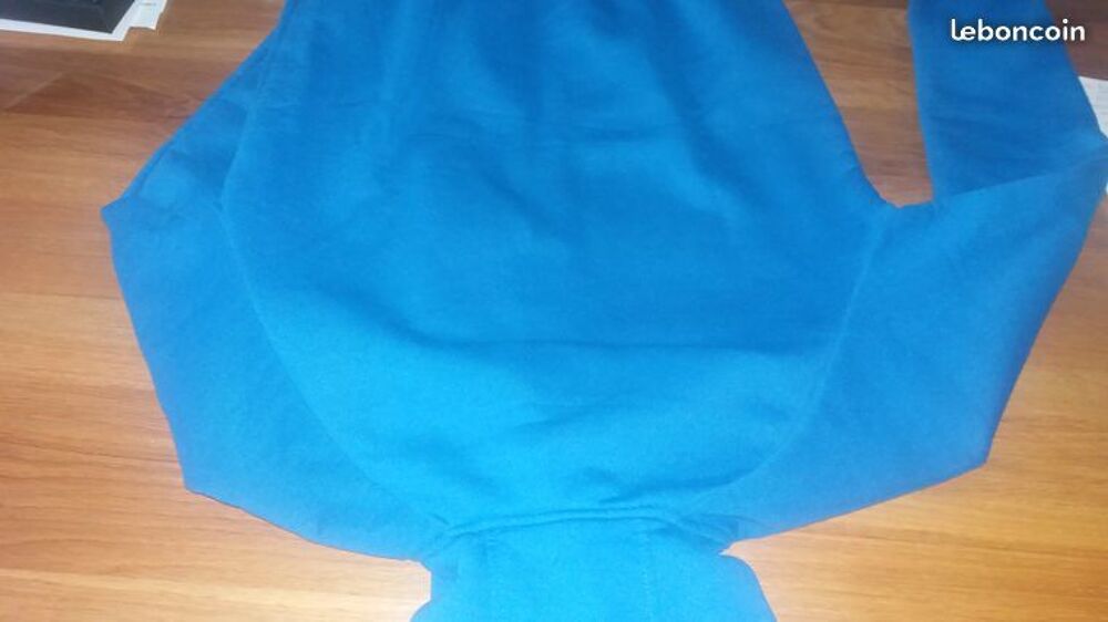 Sweat capuche taill&eacute;e s
Bleu Vêtements