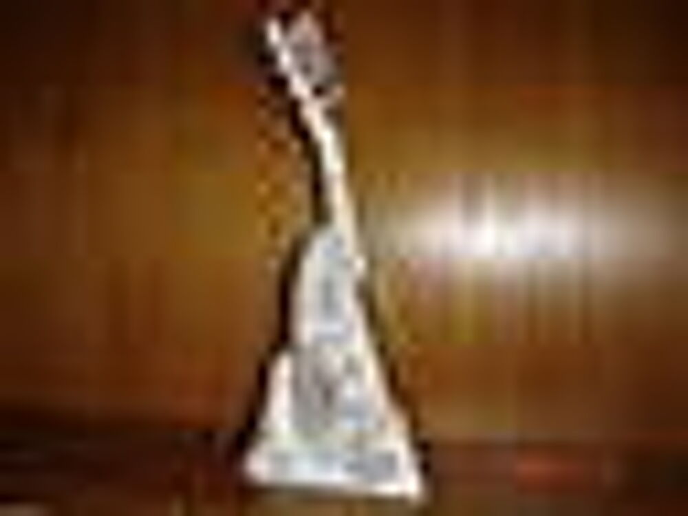 MANDOLINE EN FA&iuml;ENCE DE ROUEN sur son support. Décoration