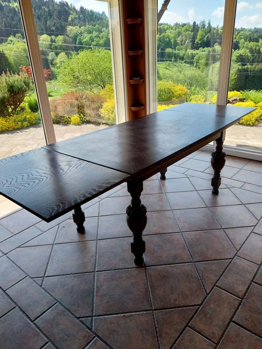 TABLE ET BAHUT Meubles