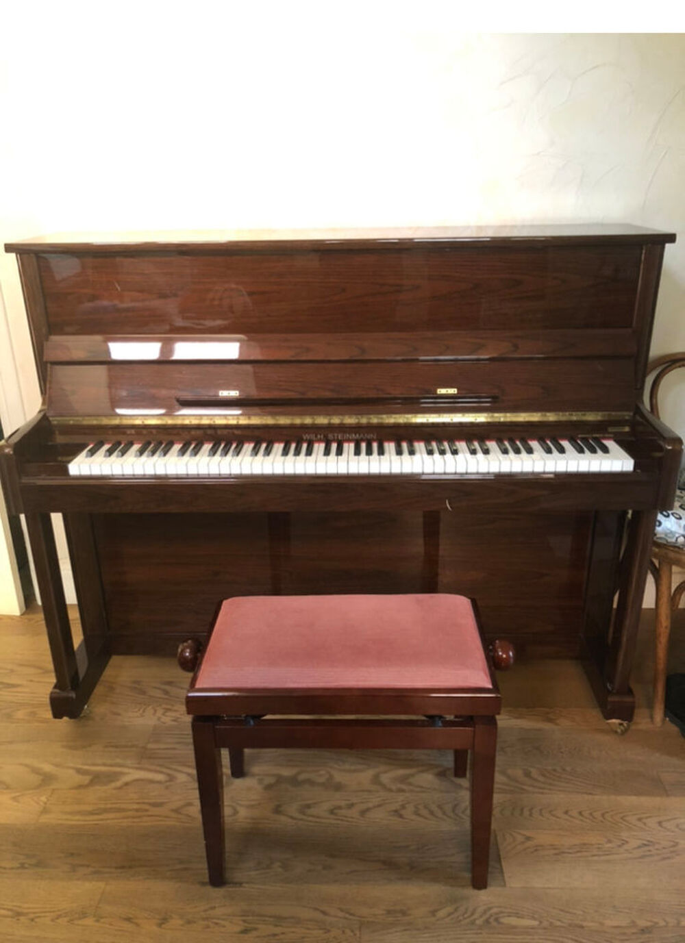 Piano droit WILH.STEINMANN, et son si&egrave;ge. Instruments de musique