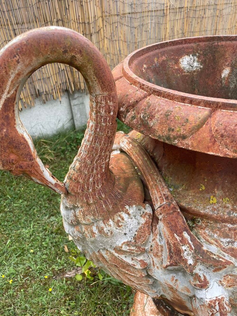 Magnifique vase orn&eacute; de cols de cygne en fonte Décoration