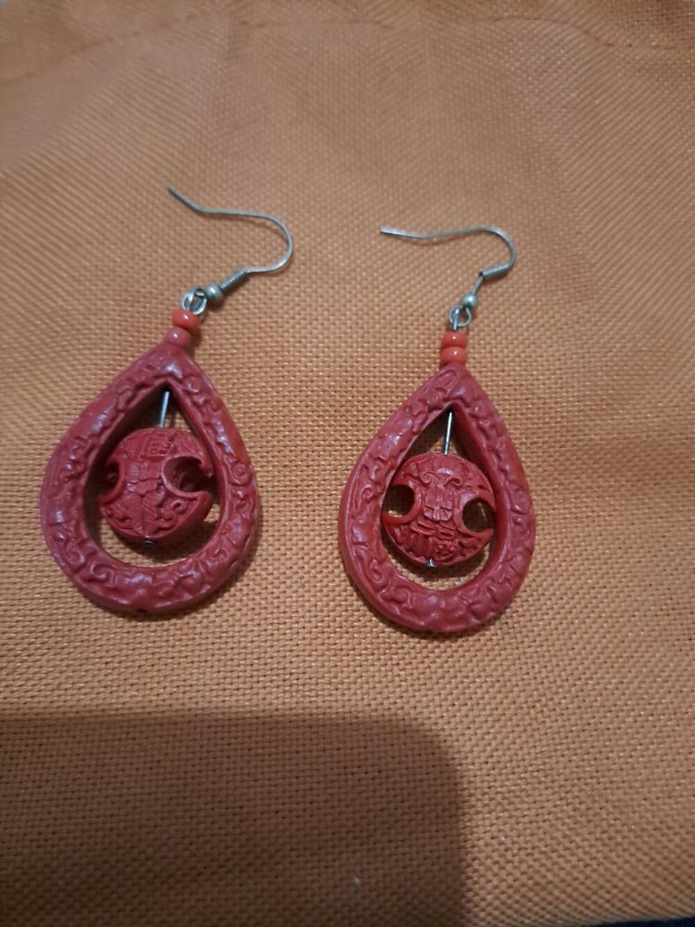 Des boucles d'oreilles Bijoux et montres