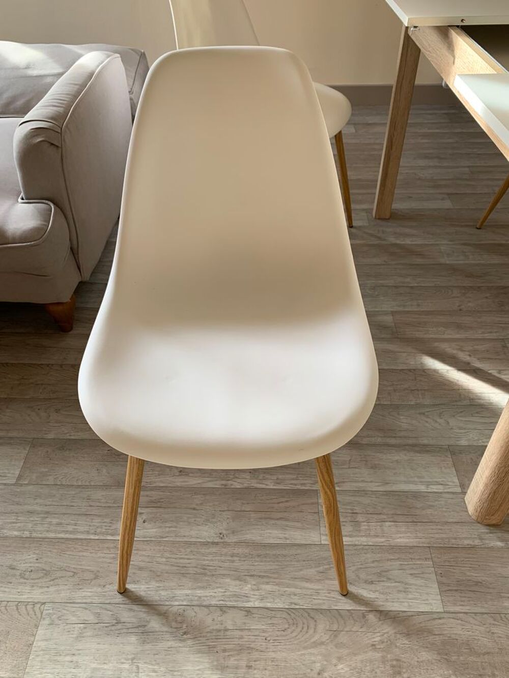 table en bois avec 4 chaises scandinaves Meubles