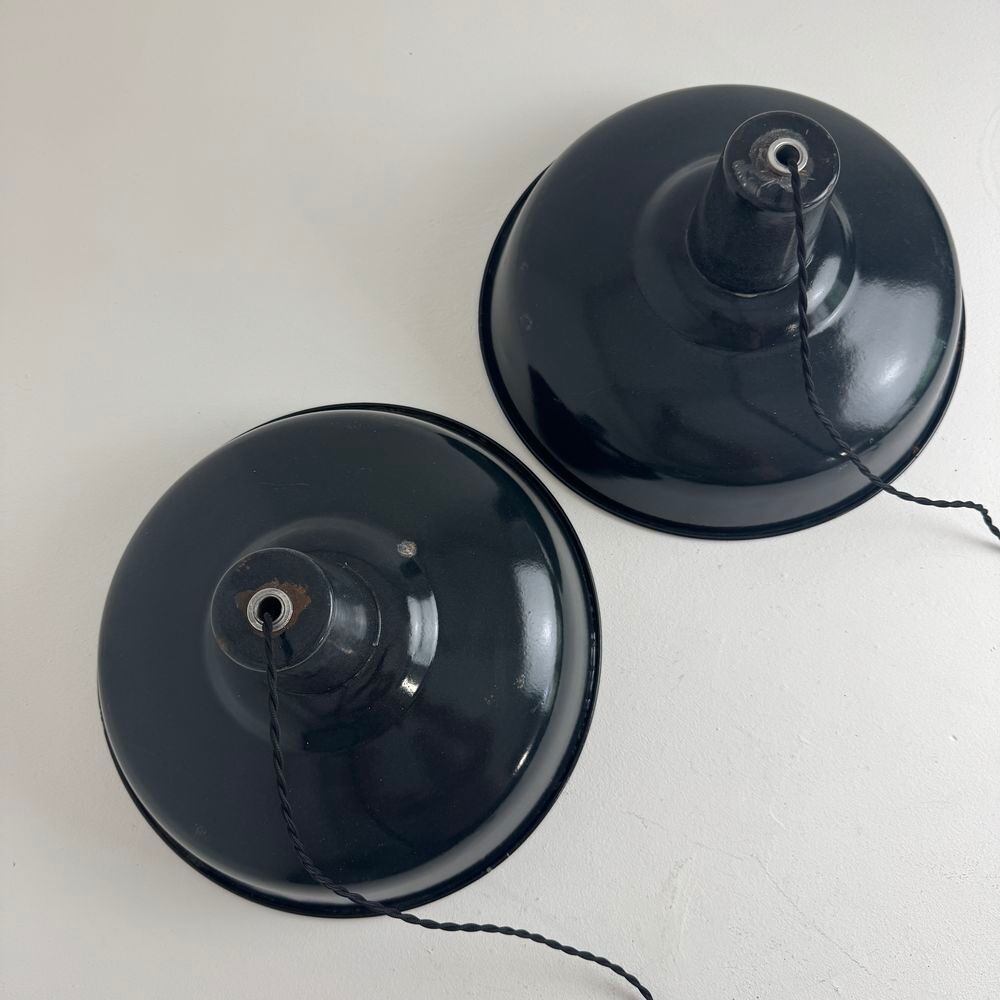 PAIRE D'ANCIENNES SUSPENSIONS D'ATELIER INDUSTRIEL EMAILL&Eacute;ES Décoration