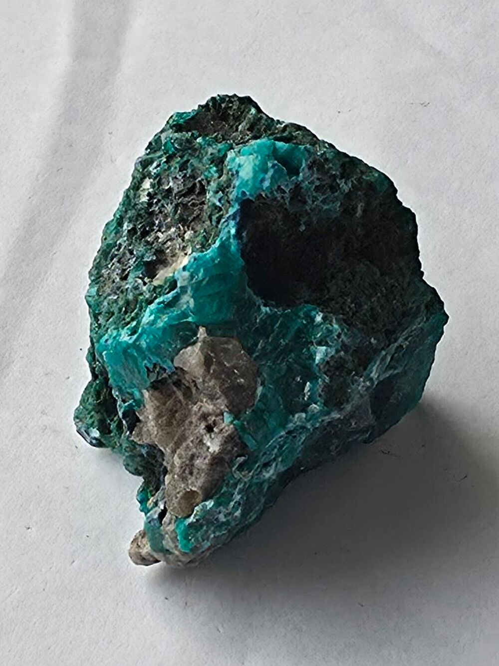 Superbe Dioptase Cristallis&eacute;e-Vert Emeraude Brut 