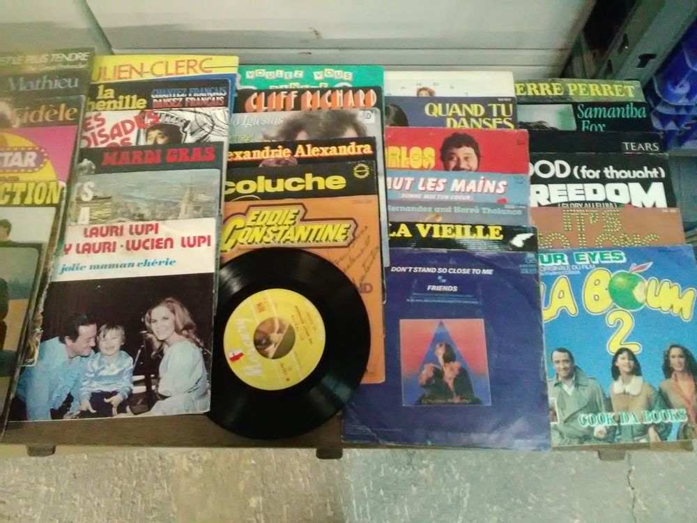 Lot de 166 disques vinyles 45 tours, &eacute;tats divers Audio et hifi