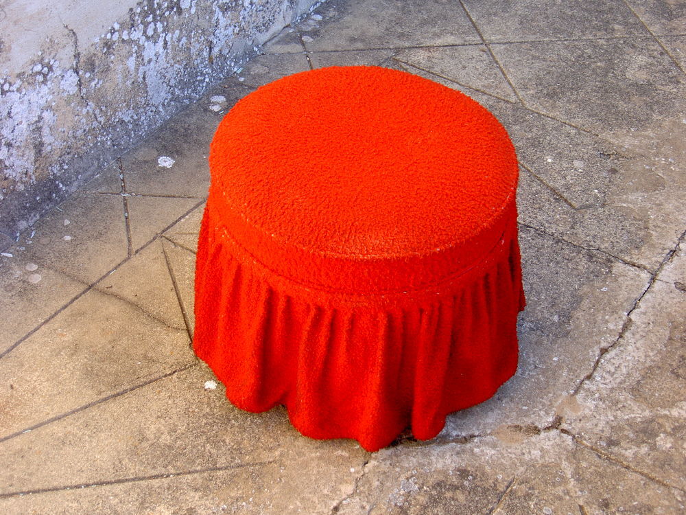 Pouf coffre vintage en tissu rouge ann&eacute;e 70 