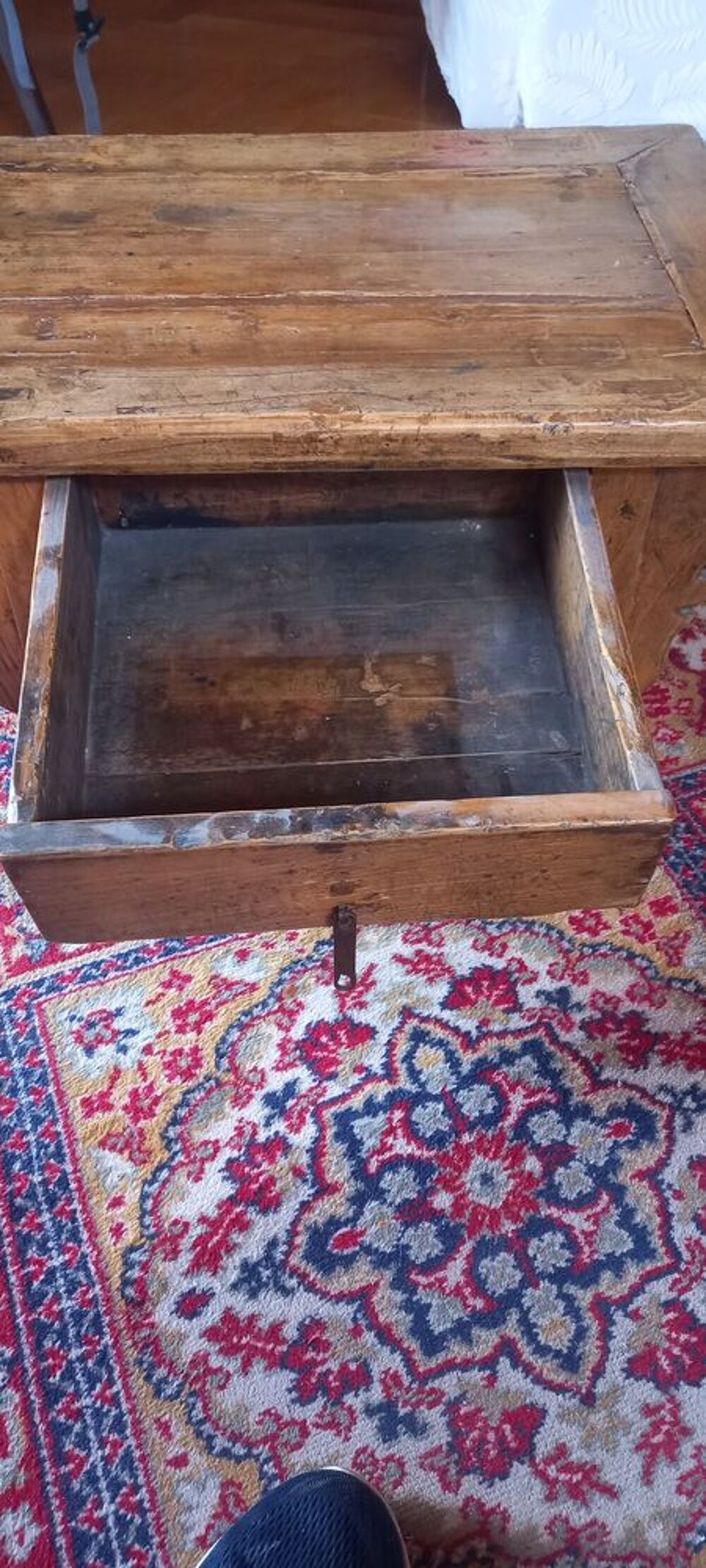 Table basse chinoise ancienne Kang en orme XIXe si&egrave;cle 