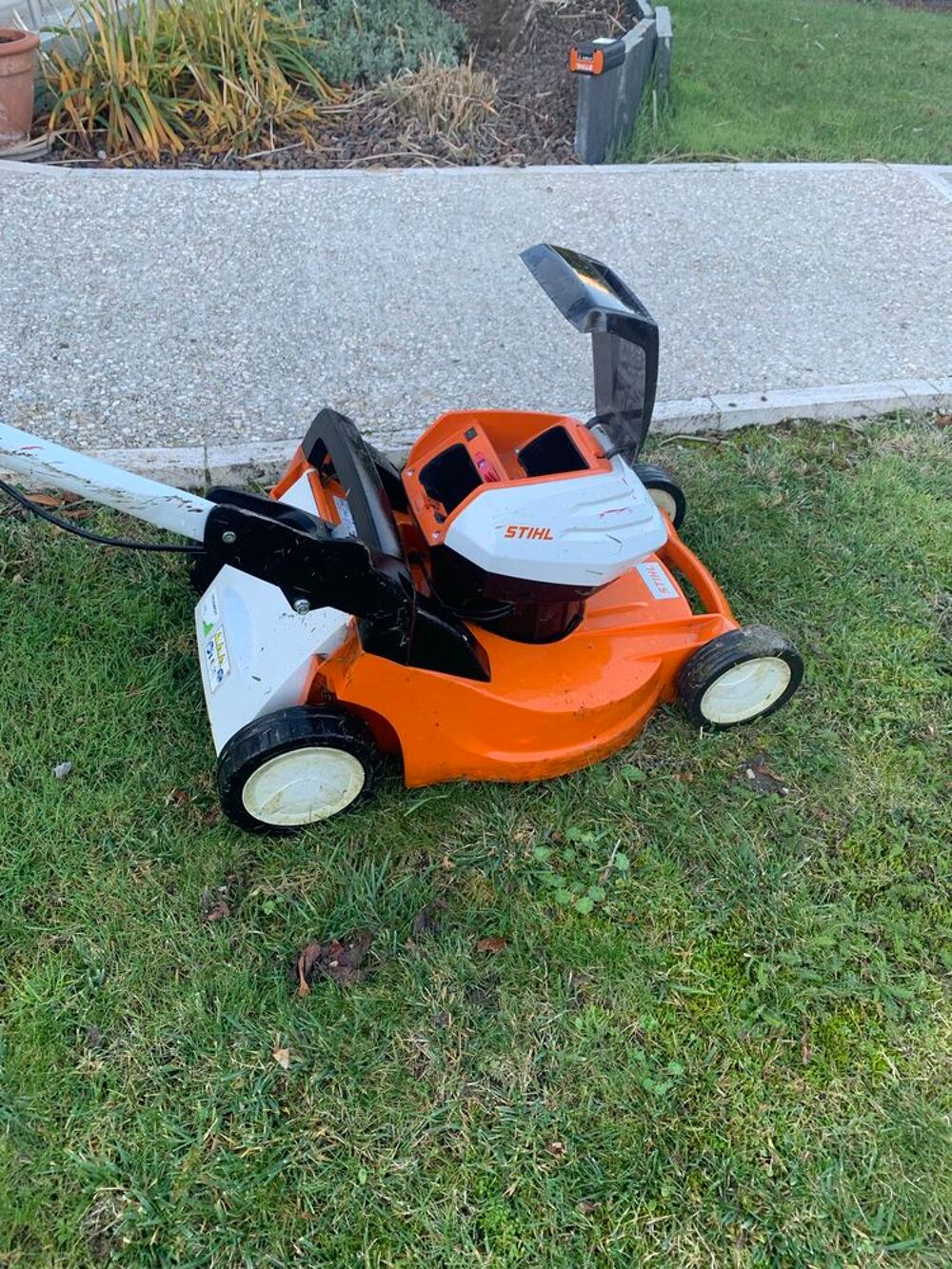 Tondeuse stilh &agrave; batterie Jardin