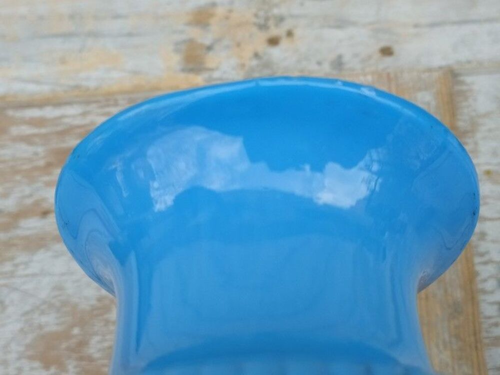 Ancien Vase Opaline Bleue Saint Louis D&eacute;cor Vigne 
Décoration
