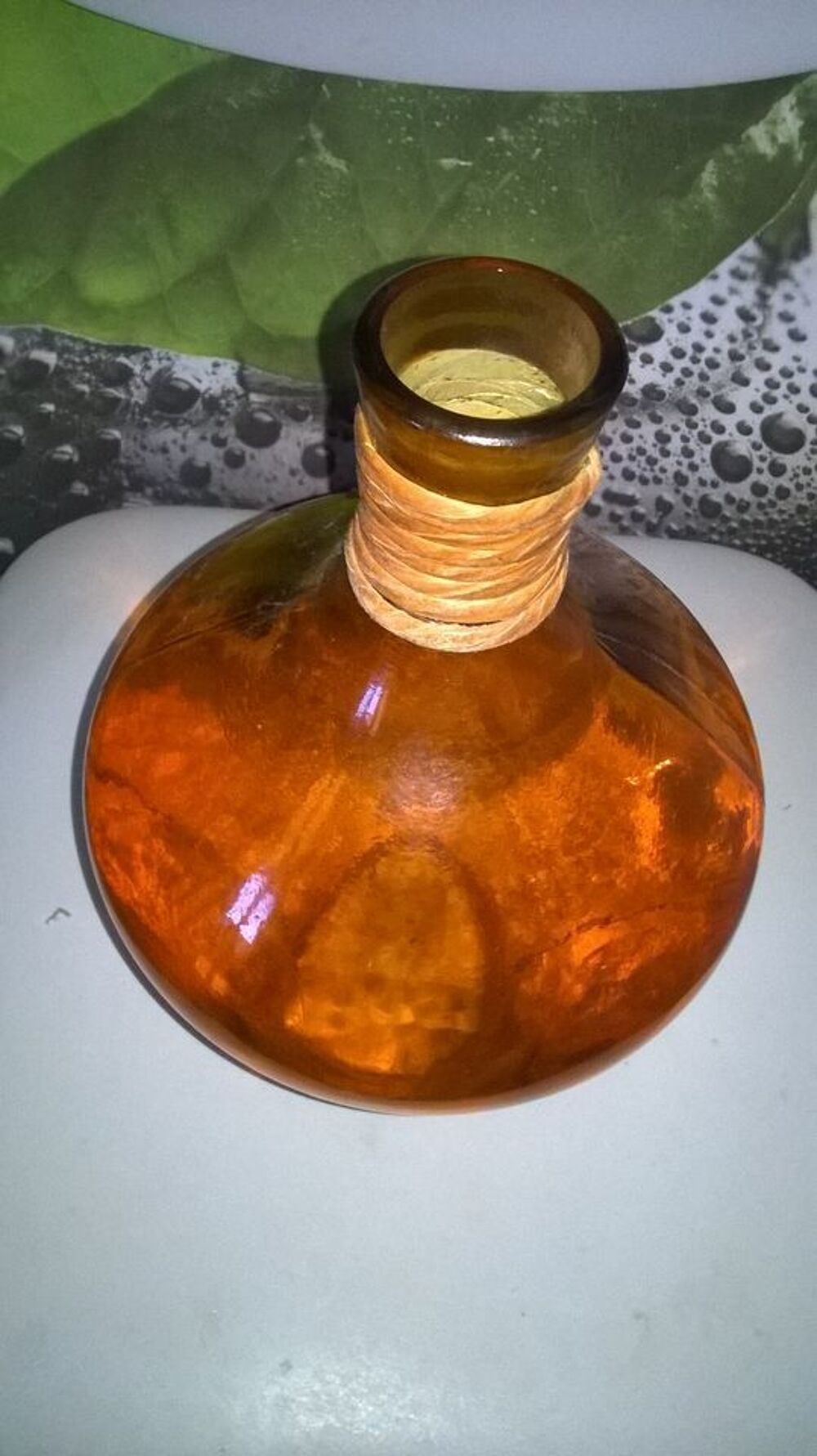 Grand vase orange vintage
Avec rotin sur le bord
Décoration
