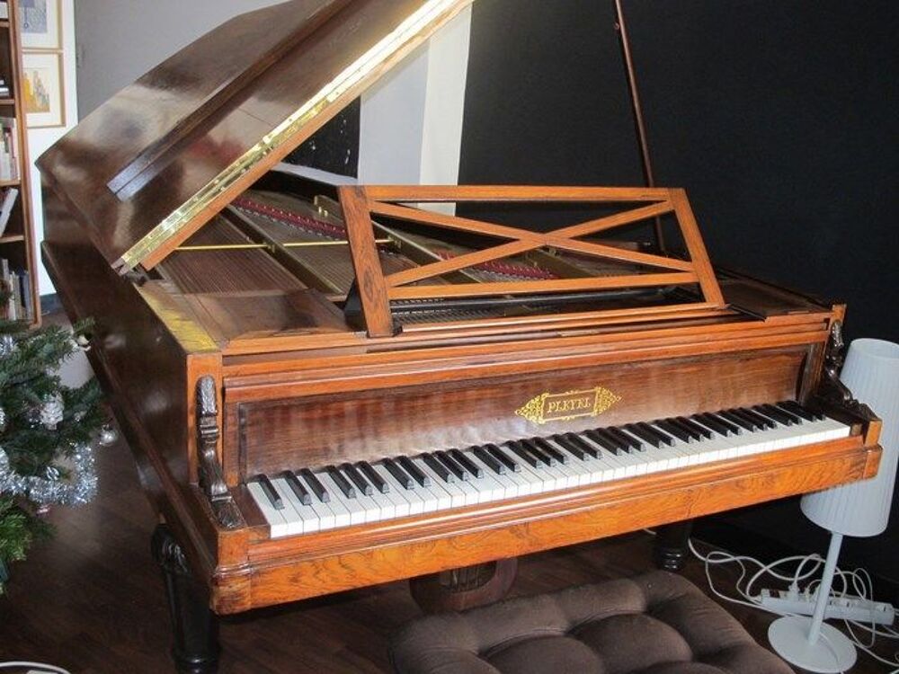 Piano trois-quart de queue Pleyel acajou 217cm de 1886 Instruments de musique