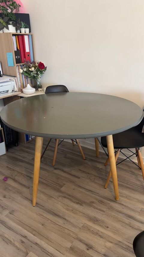 Table ronde en bois, 4 personnes , valeur 299 120 Argenteuil (95)