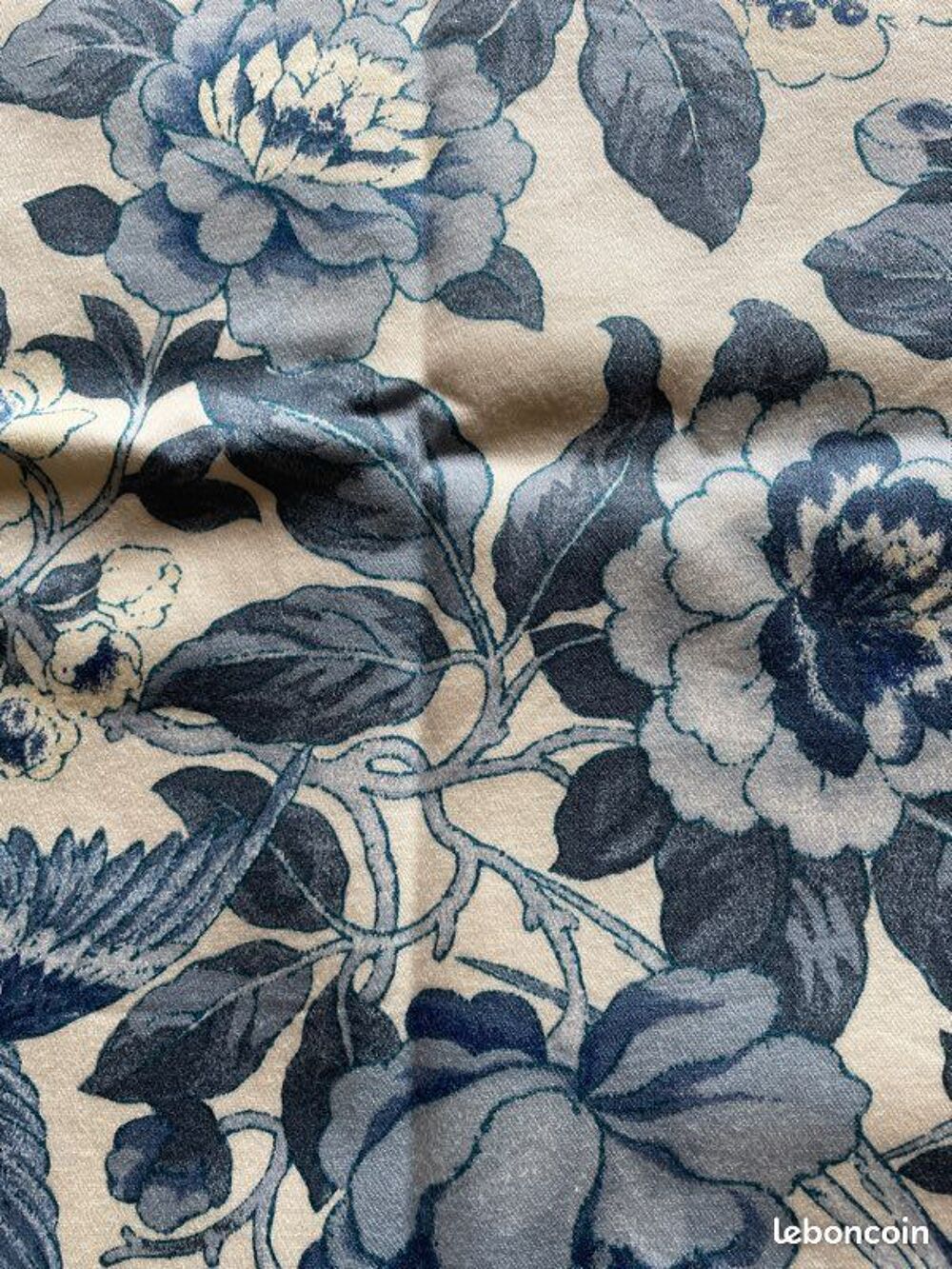 2 HOUSSES de COUSSIN de marque MADURA en tissu &agrave; fleurs Décoration