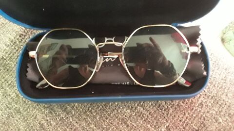 Lunette de soleil LV di seconda mano per 120 EUR su Marseille su WALLAPOP