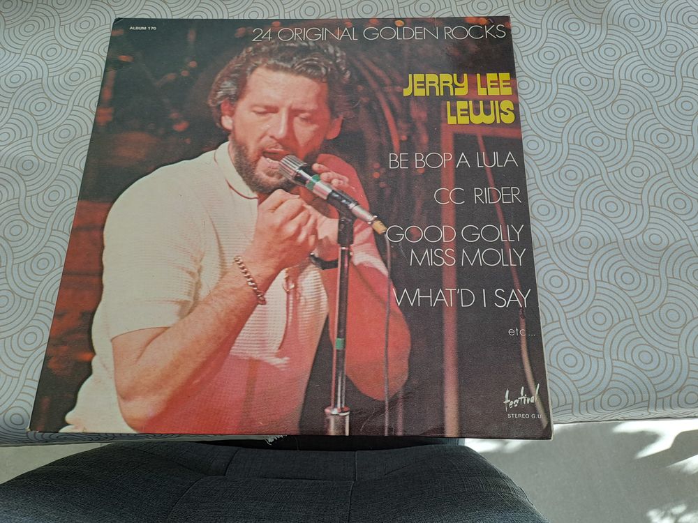 lots d'une centaine de disques des ann&eacute;es 60-70 CD et vinyles