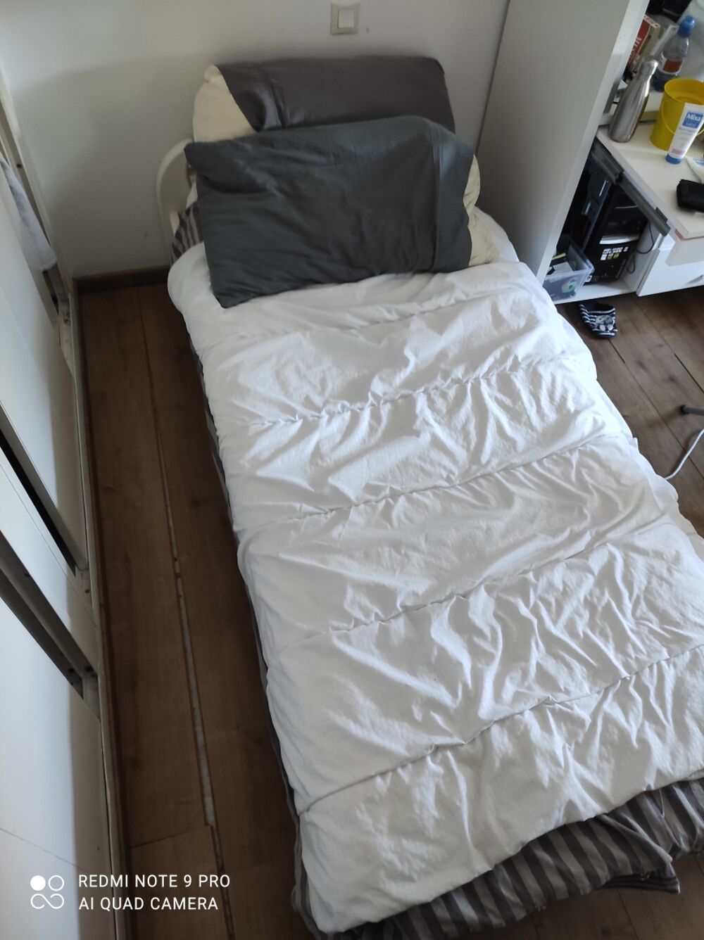 2 lits simples en bois avec matelas Meubles