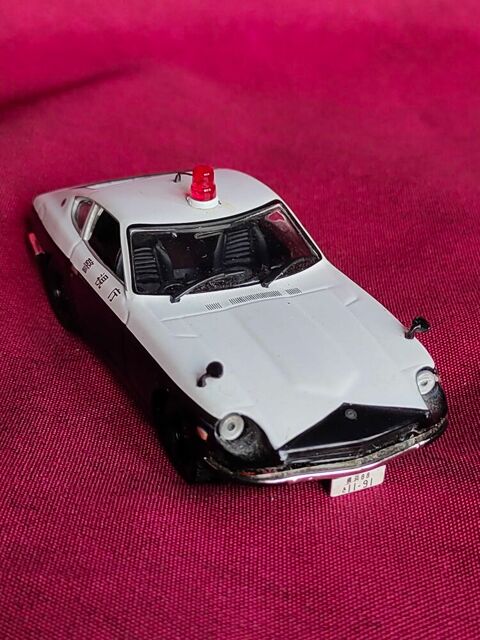 Voiture miniature datsun 240Z de la police Avermes (03)