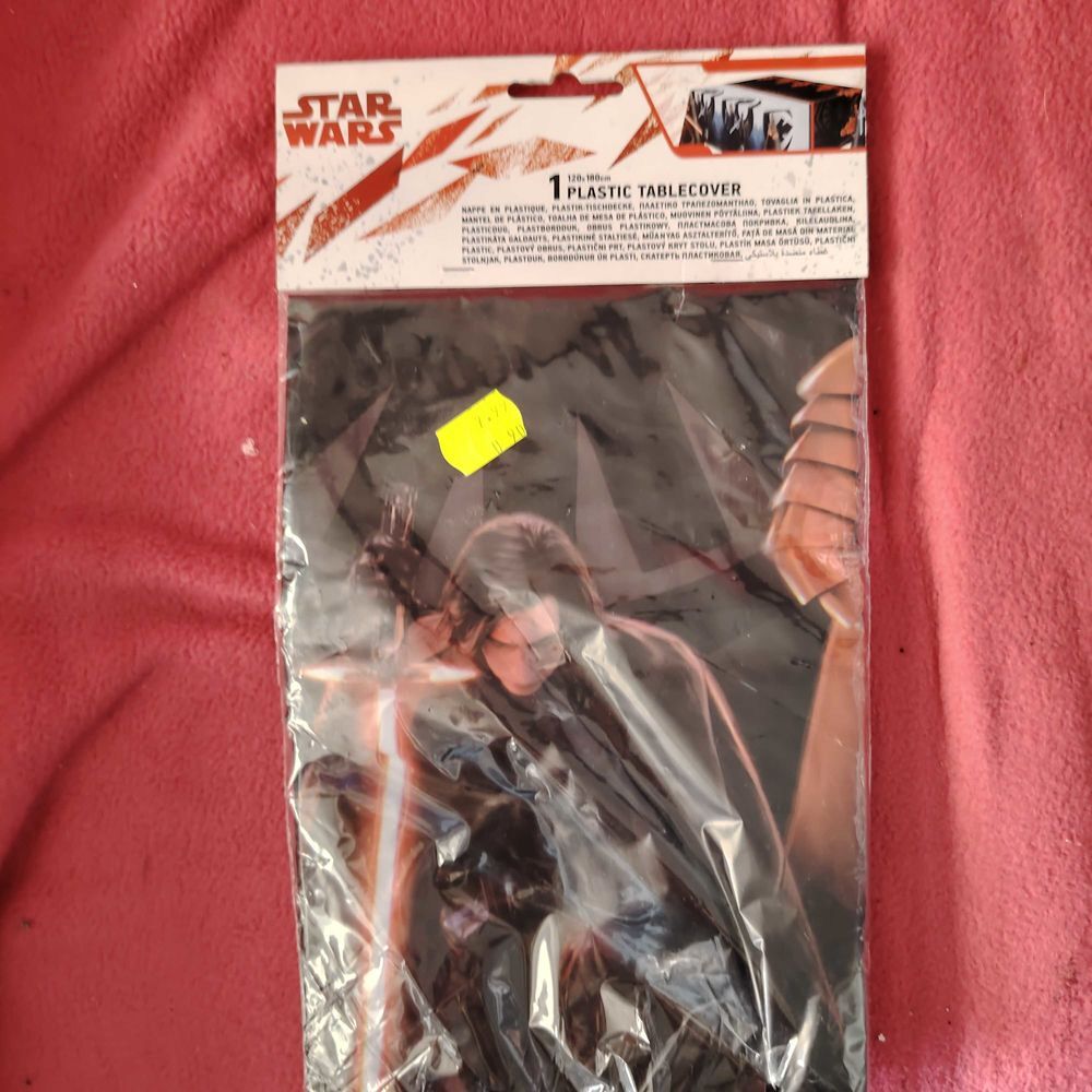nappe en plastique Star Wars et pin's Décoration