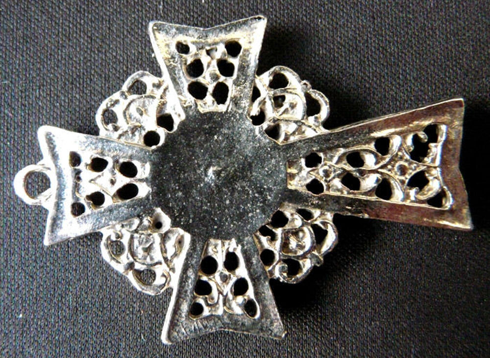 Croix Celtique Runique pendentif M&eacute;tal couleur argent&eacute; (90's Bijoux et montres