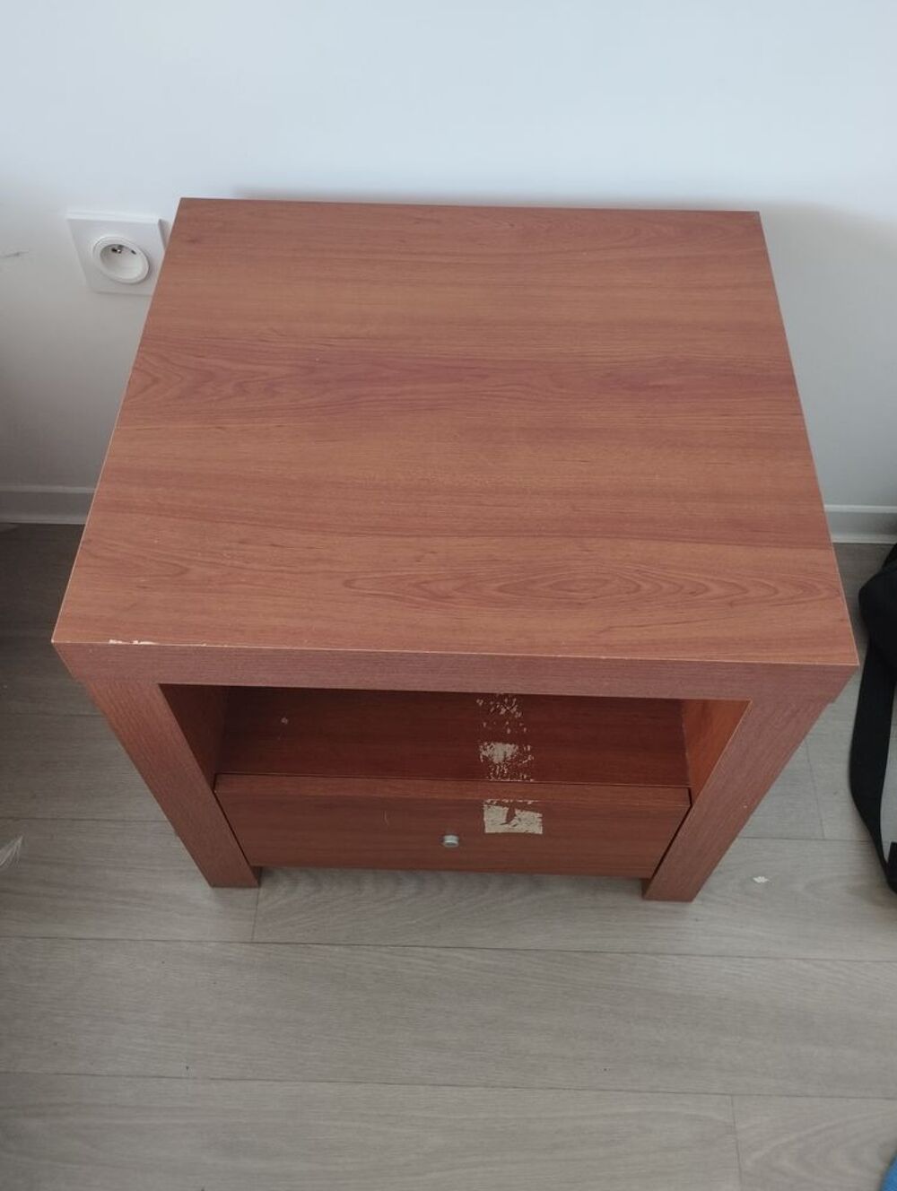 Deux chevets aspect bois en formica Meubles