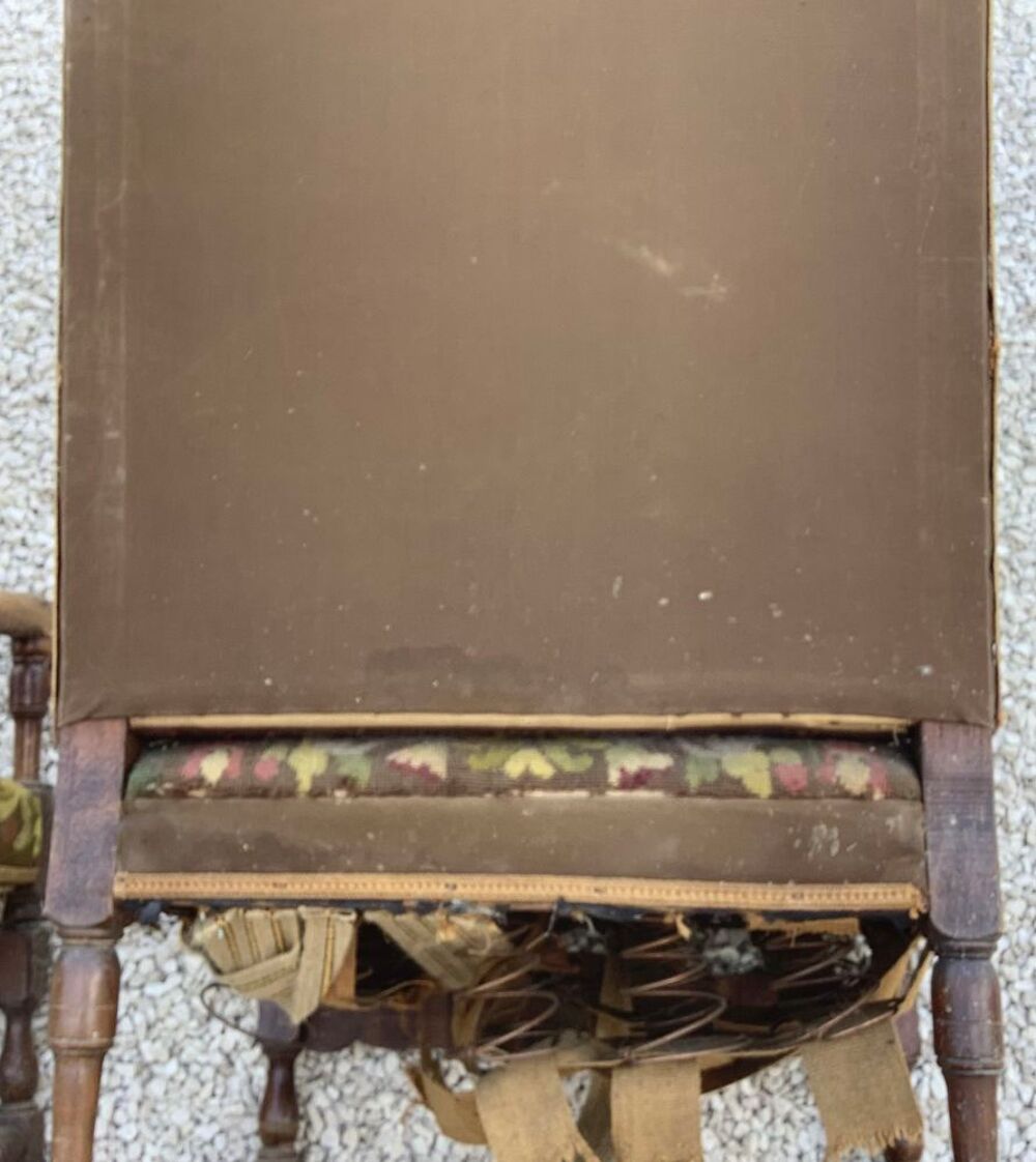 Une belle paire de fauteuils du style Louis XIII Meubles