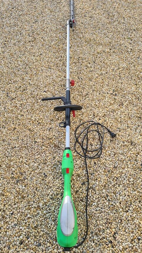 Taille haie �lectrique sur secteur 55 B�g�-la-Ville (01)