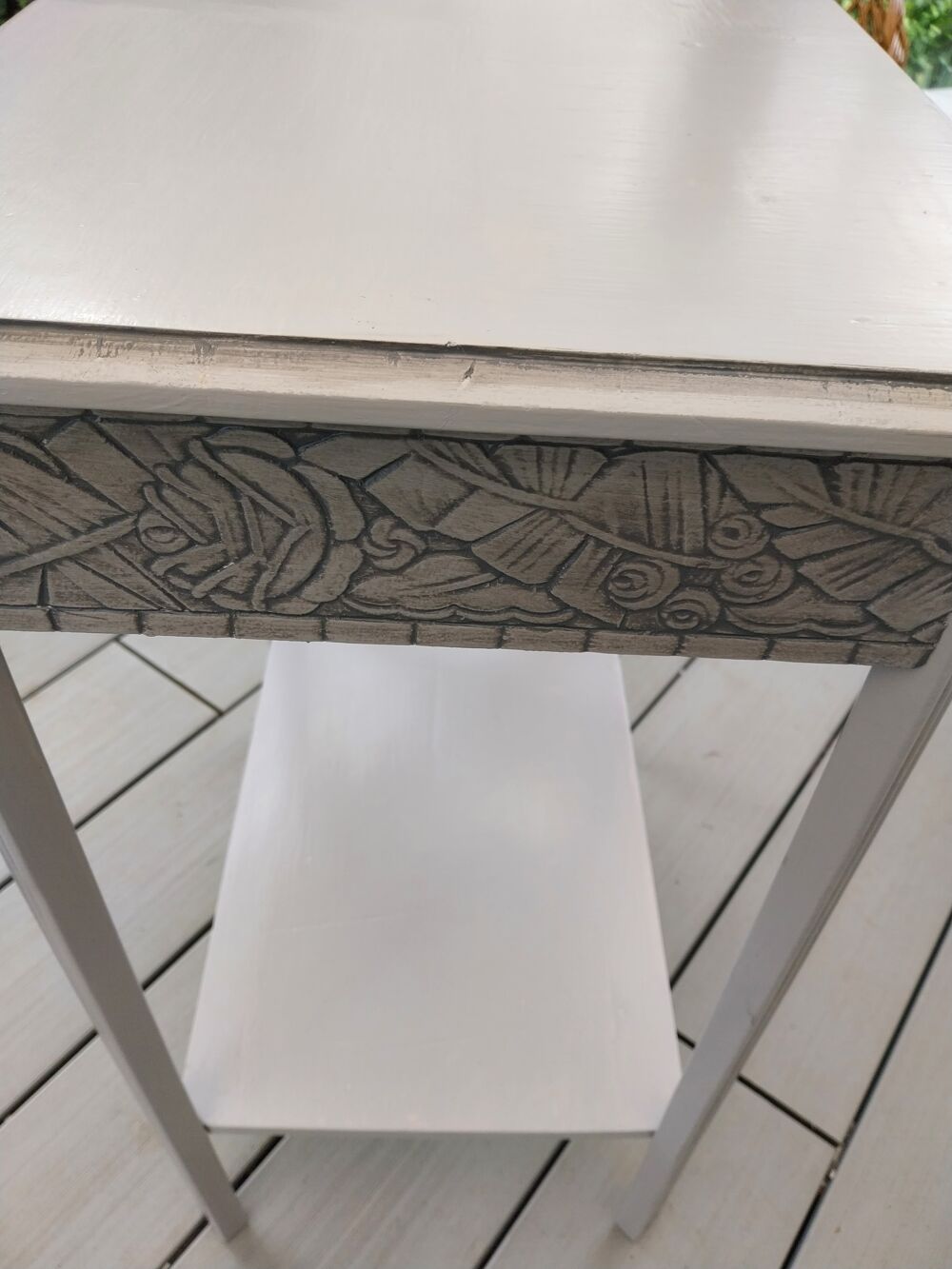 Petite tables ann&eacute;es 1930/1940 grise, patin&eacute;e gris argent
Meubles