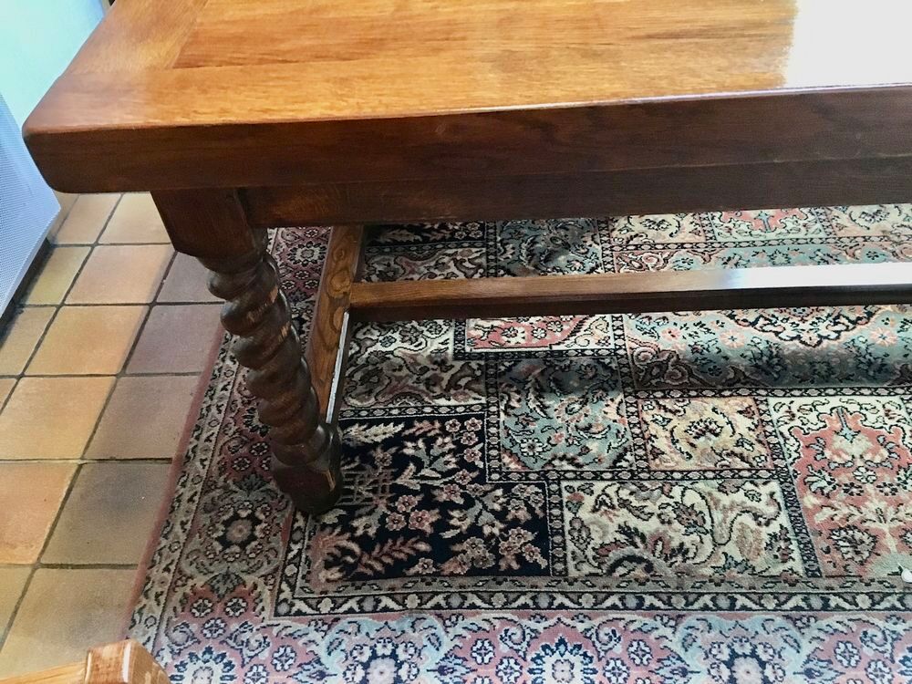 Tr&egrave;s grande table monast&egrave;re, pieds tourn&eacute;s, en ch&ecirc;ne. 
Meubles