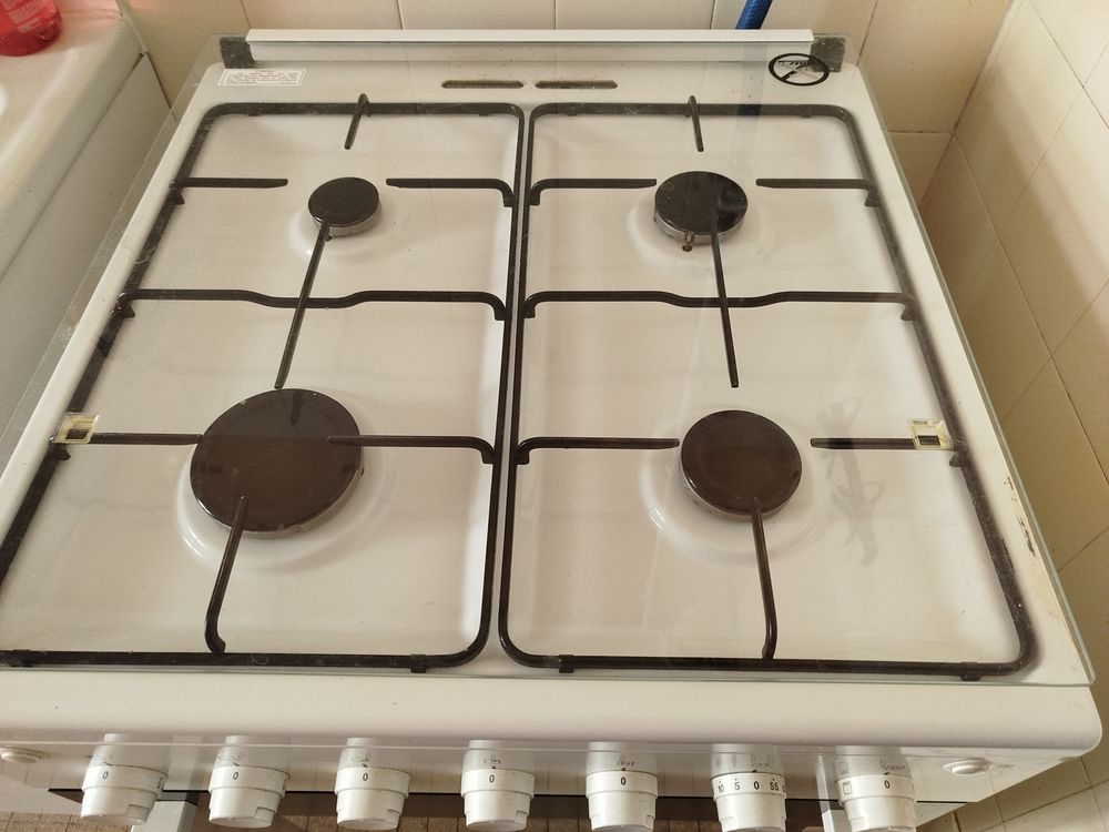 Gazini&egrave;re, un meuble de cuisine, une table 
et chaises Meubles