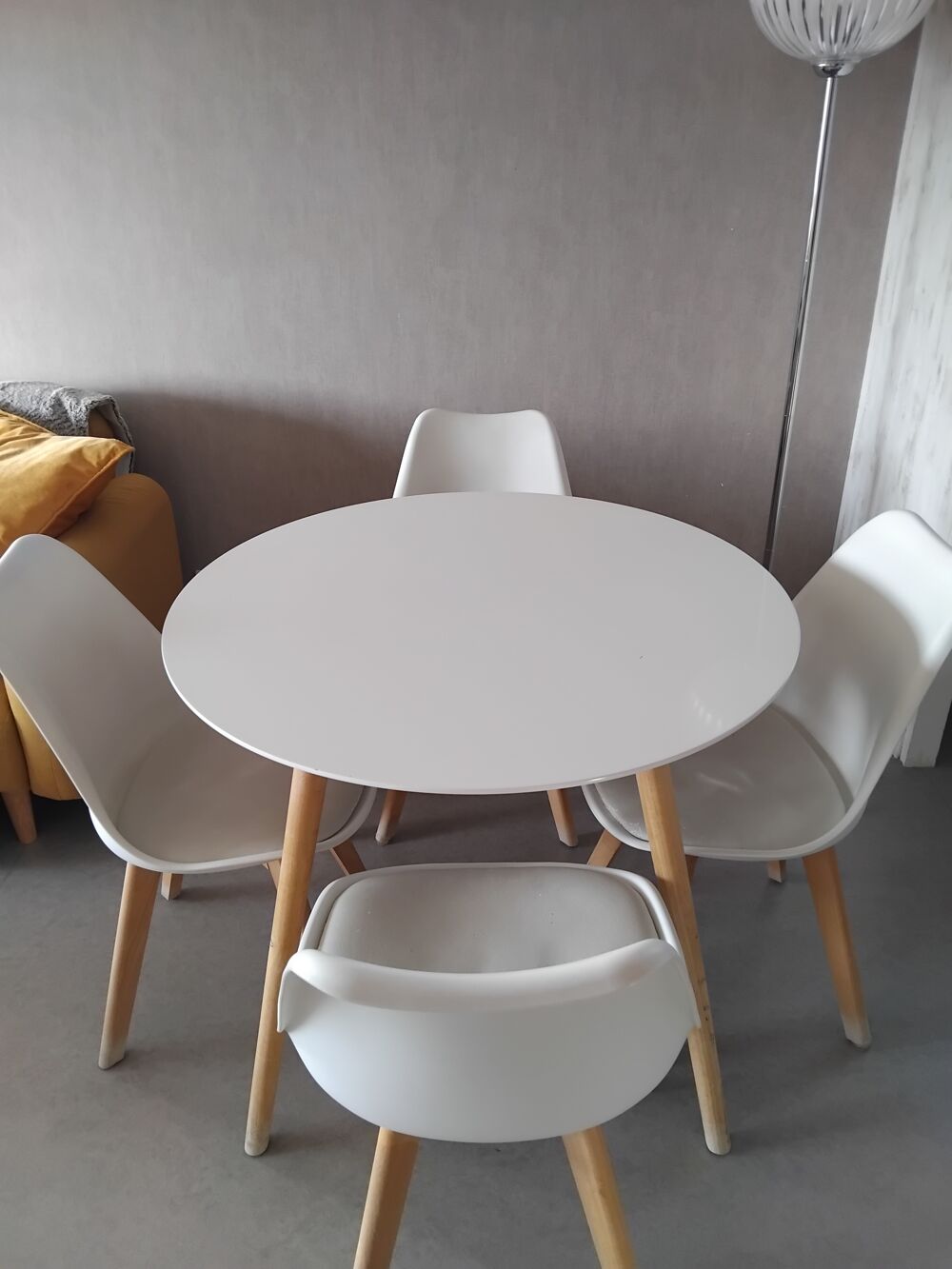 Table maison du monde + 4 chaises blanches Meubles