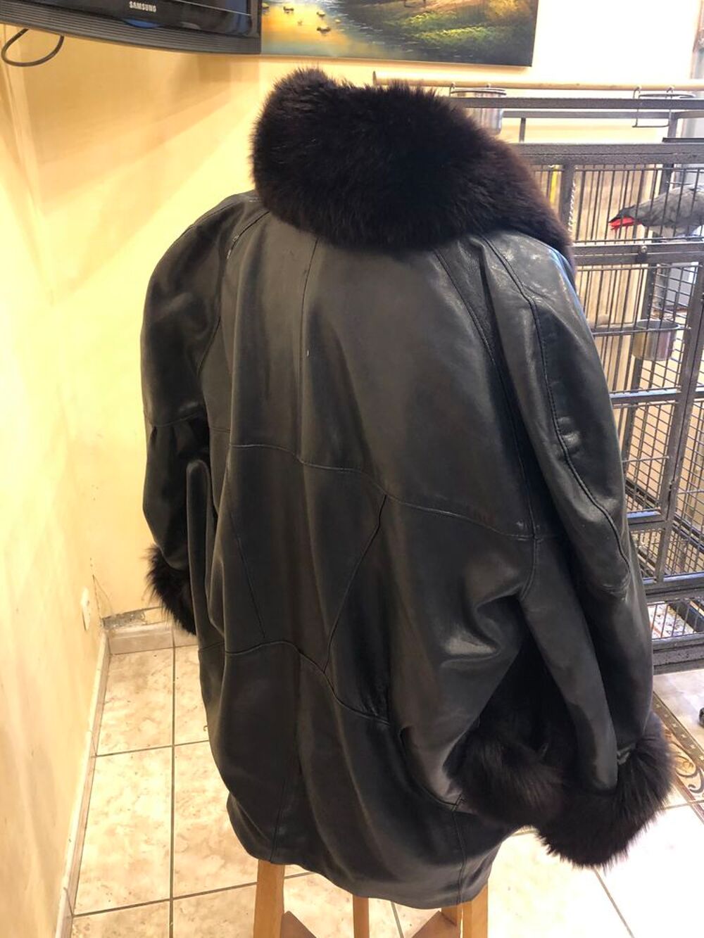 Veste longue en cuir et fourrure
Col et manche en renard Vêtements