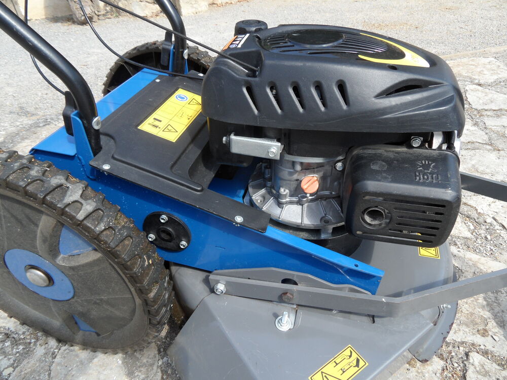 Tondeuse D&eacute;brousailleuse tract&eacute;e , quasi neuve Staub SD517 Jardin