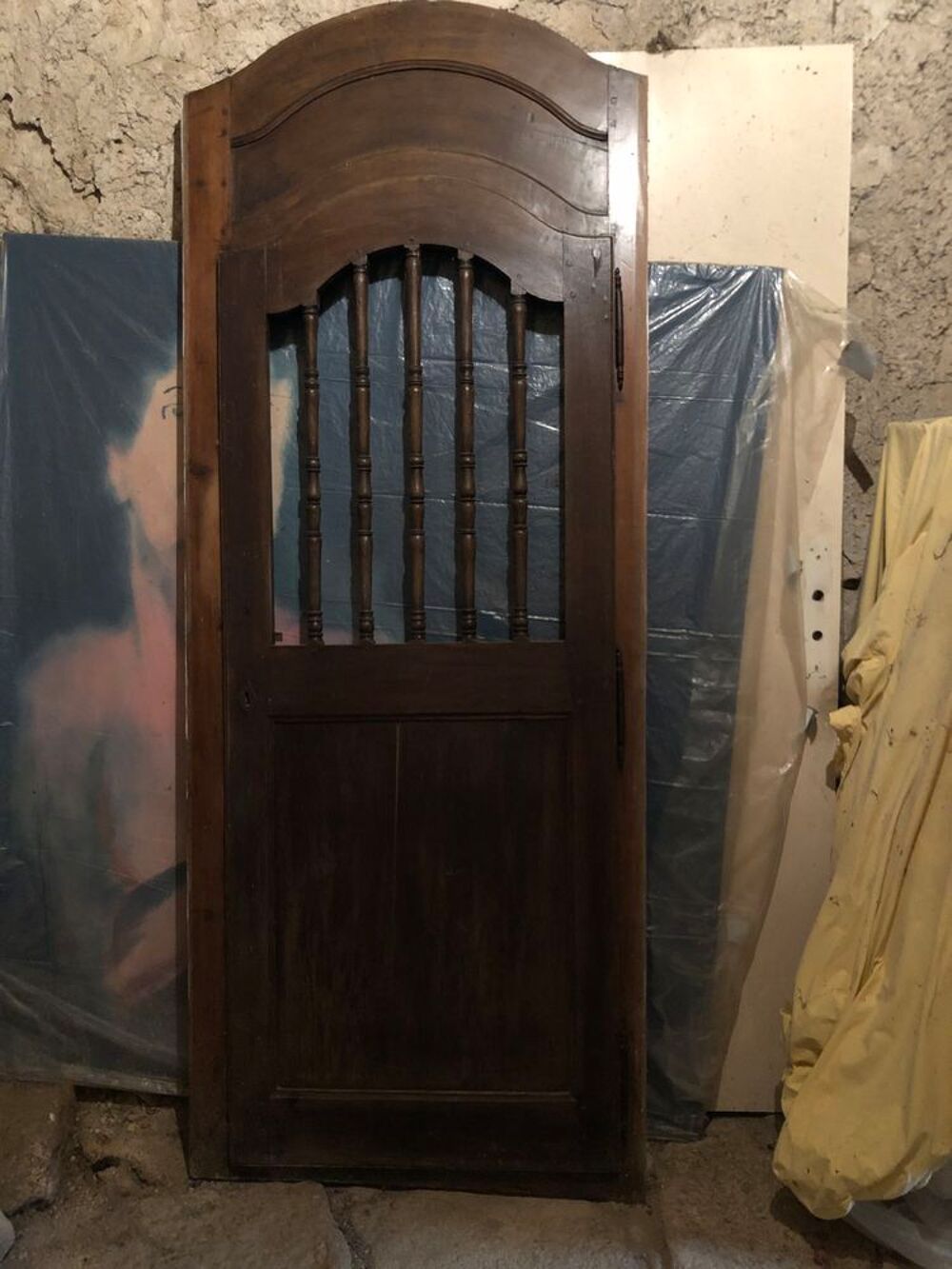 porte de confessionnal en bon &eacute;tat bois de ch&ecirc;ne haut 2metre20 largeur 86vm ouverture tirante droite Meubles
