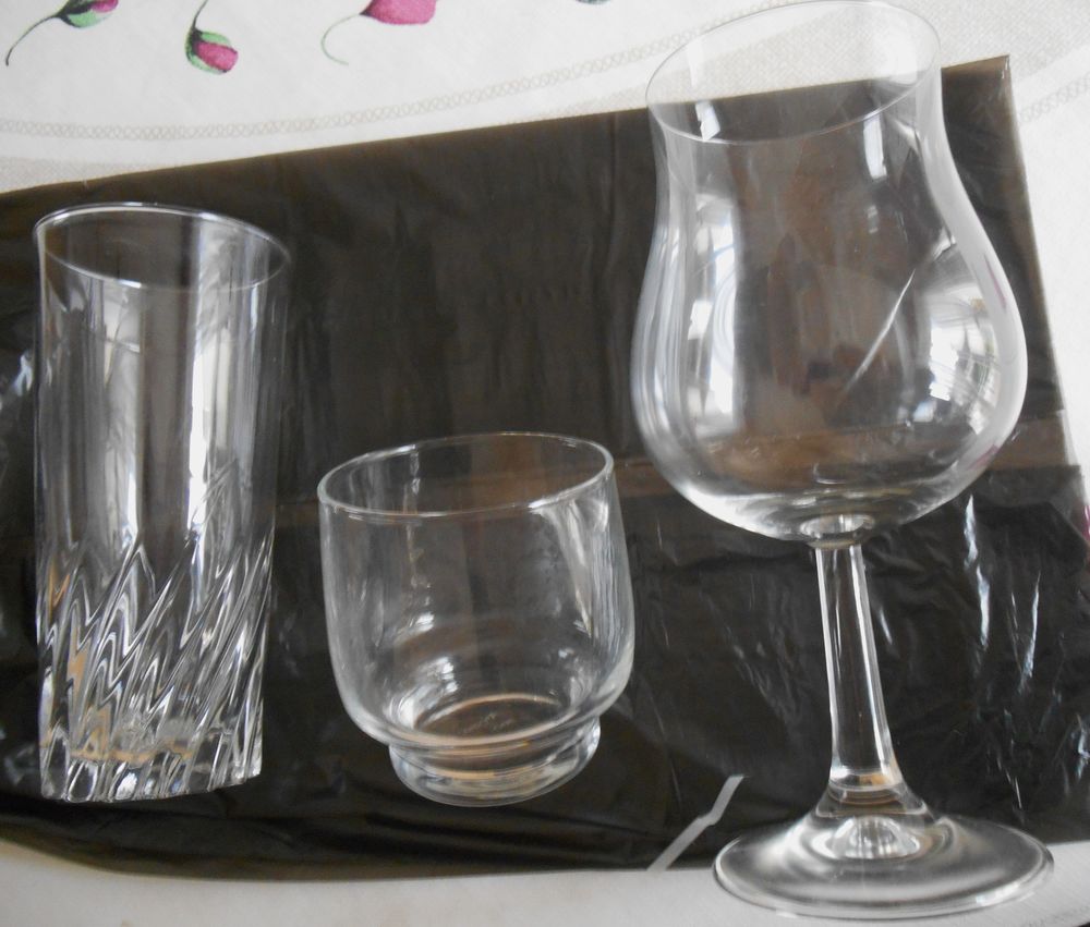 Lot de 56 Verres Diff&eacute;rents
Décoration