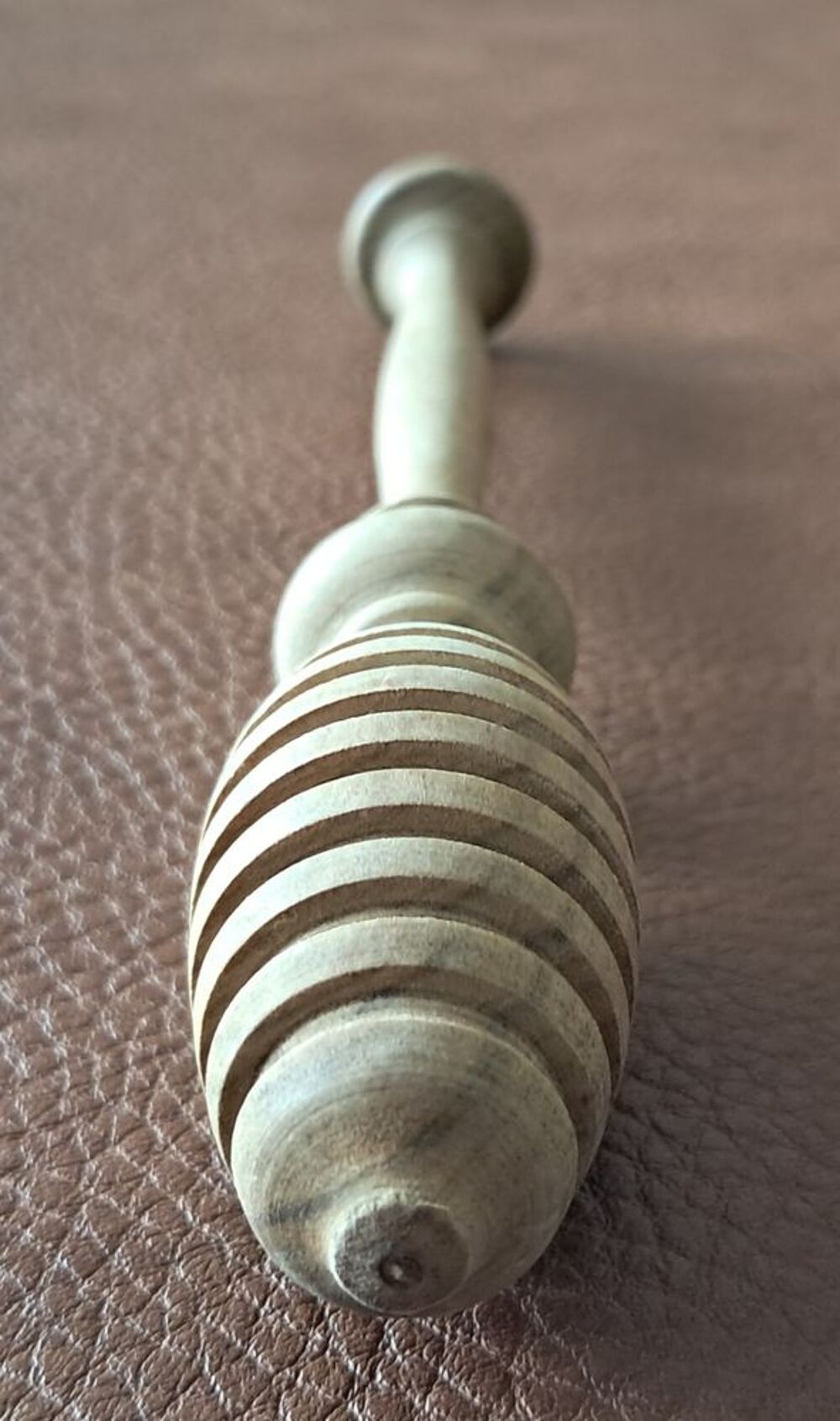 tige &agrave; miel en bois tourn&eacute; 
17x2,5 cm
neuve Cuisine