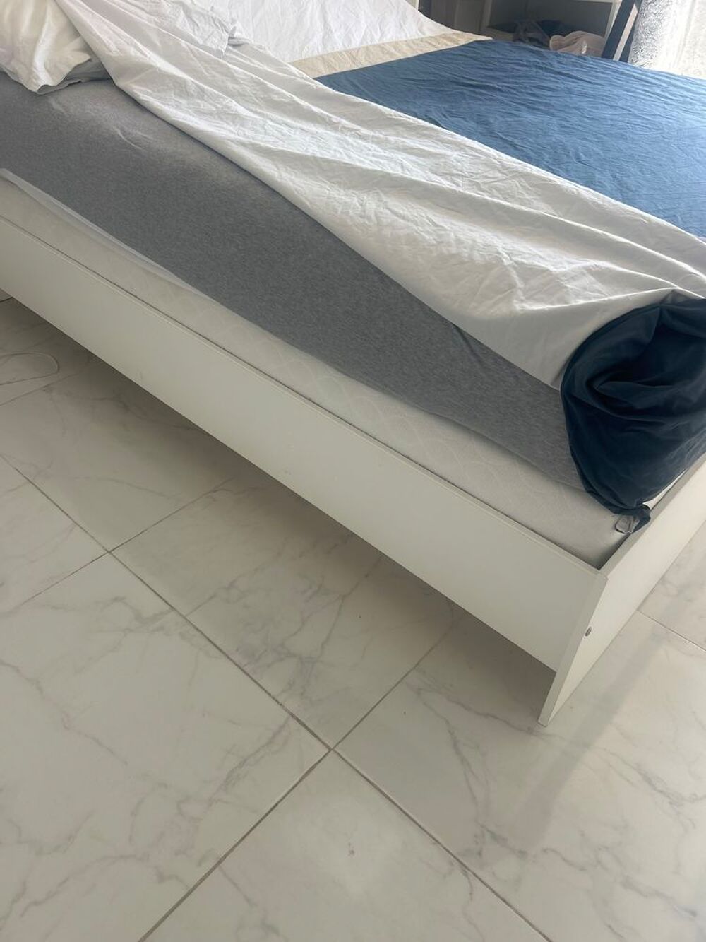 Lit + matelas 140 x 190 tr&egrave;s bon eta Meubles