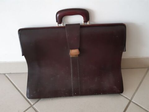 attaché  case cuir bordeau 23 Brignais (69)