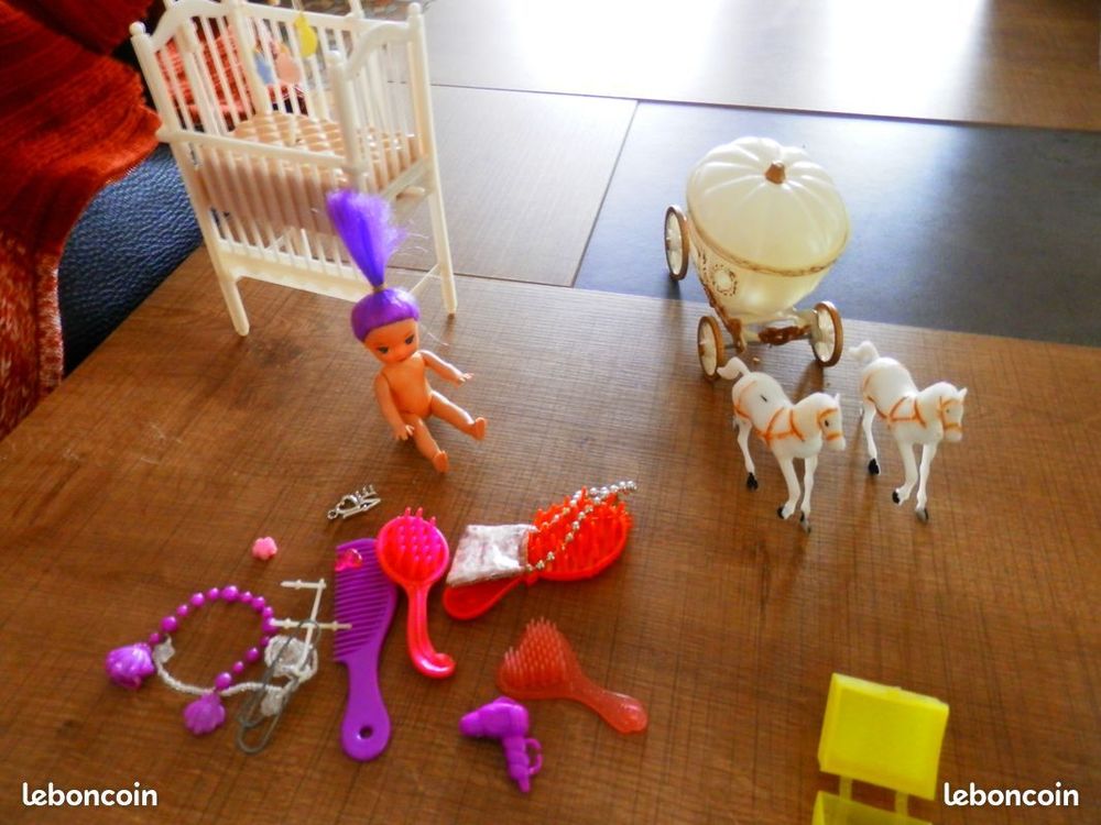 lot mini-personnages , lit, dressing.. Jeux / jouets