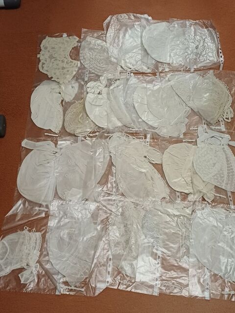 Bonnets et v�tements en dentelle et broderie Saint-Doulchard (18)